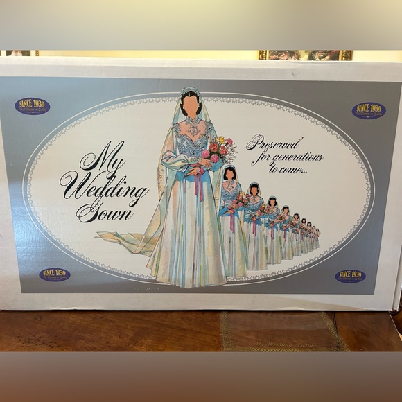 David bridal wedding dress. Worn once 
Detachable dress 
5’2” 125lb - Picture 6 of 11